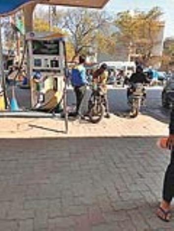 भूतेश्वर चौराहा के पास पेट्रोल पंप पर बिना हेलमेट वाहन सवार को पेट्रोल देता सेल्समैन भूतेश्वर चौराहा के पास पेट्रोल पंप पर बिना हेलमेट वाहन सवार को पेट्रोल देता सेल्समैन
