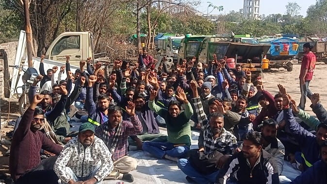 कुरुक्षेत्र। फायर ब्रिगेड केंद्र के पीछे खडे टिपर। संवाद