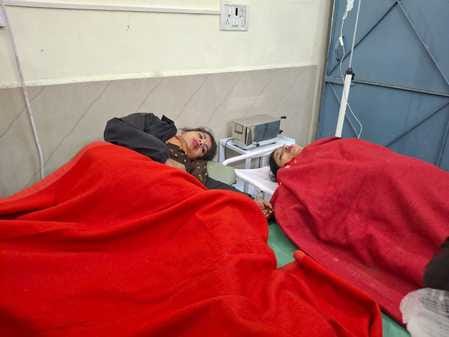 कैराना सीएचसी में उपचार कराते घायल बराती । संवाद कैराना सीएचसी में उपचार कराते घायल बराती । संवाद