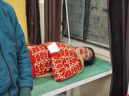 कैराना सीएचसी में उपचार कराते घायल बराती । संवाद कैराना सीएचसी में उपचार कराते घायल बराती । संवाद