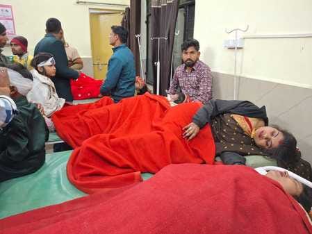कैराना सीएचसी में उपचार कराते घायल बराती । संवाद कैराना सीएचसी में उपचार कराते घायल बराती । संवाद