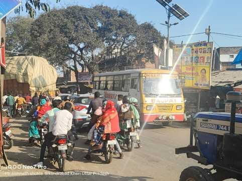 लखीमपुर-सिकंदराबाद मार्ग पर सलिहाबाद में बृहस्पतिवार रात लगा जाम।संवाद लखीमपुर-सिकंदराबाद मार्ग पर सलिहाबाद में बृहस्पतिवार रात लगा जाम।संवाद