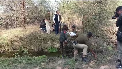 पांड्याखेड़ी ब्रिज के नीचे से मिली 11वीं के छात्र की लाश, गले मे बंधी थी रस्सी मुंह में ठूस रखा पांड्याखेड़ी ब्रिज के नीचे से मिली 11वीं के छात्र की लाश, गले मे बंधी थी रस्सी मुंह में ठूस रखा