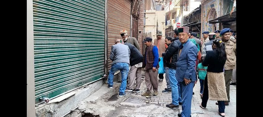 तहसीलदार रामपुर की अगुवाई में अवैध कब्जा हटाने पहुंचे भीमाकाली मंदिर न्यास के अधिकारी और पुलिस। तहसीलदार रामपुर की अगुवाई में अवैध कब्जा हटाने पहुंचे भीमाकाली मंदिर न्यास के अधिकारी और पुलिस।