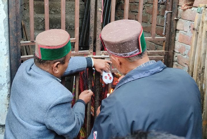 तहसीलदार रामपुर की अगुवाई में अवैध कब्जा हटाने पहुंचे भीमाकाली मंदिर न्यास के अधिकारी और पुलिस। तहसीलदार रामपुर की अगुवाई में अवैध कब्जा हटाने पहुंचे भीमाकाली मंदिर न्यास के अधिकारी और पुलिस।