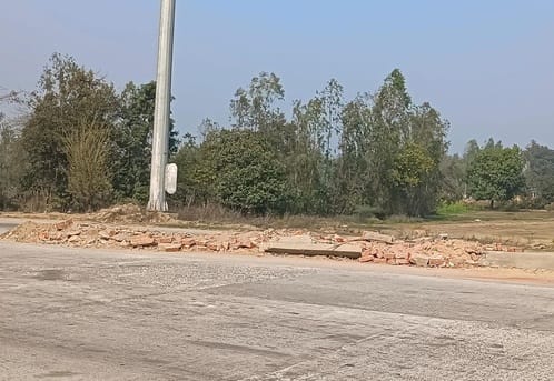 टोल प्लाजा पर बने शौचालय की बदहाल हालत और गेट के पास गंदगी  संवाद