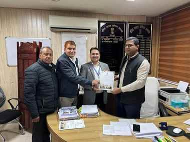वार्ड नंबर 17 में आयोजित जनसंवाद में बोलते अधिकारी। स्त्रोत सोशल मीडिया वार्ड नंबर 17 में आयोजित जनसंवाद में बोलते अधिकारी। स्त्रोत सोशल मीडिया