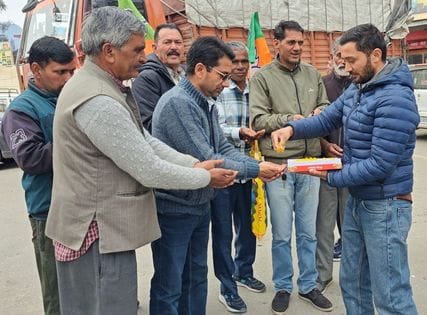 आनी में भाजपा की जीत का जश्र मनाते कार्यकर्ता। संवाद आनी में भाजपा की जीत का जश्र मनाते कार्यकर्ता। संवाद