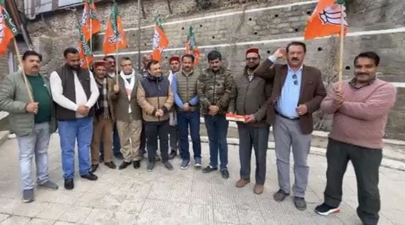 आनी में भाजपा की जीत का जश्र मनाते कार्यकर्ता। संवाद आनी में भाजपा की जीत का जश्र मनाते कार्यकर्ता। संवाद
