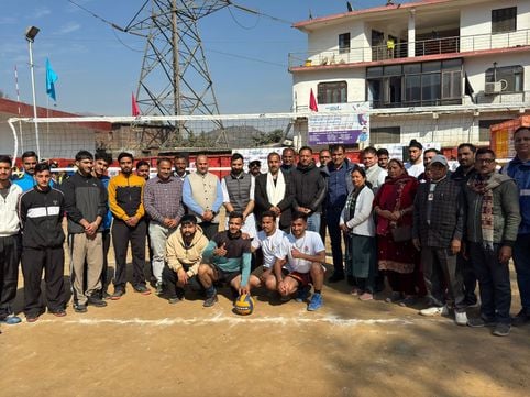 बिलासपुर के बरमाणा में आयोजित दो दिवसीय कहलूर वॉलीबॉल प्रतियोगिता में अपनी प्रतिभा दिखाते खिलाड