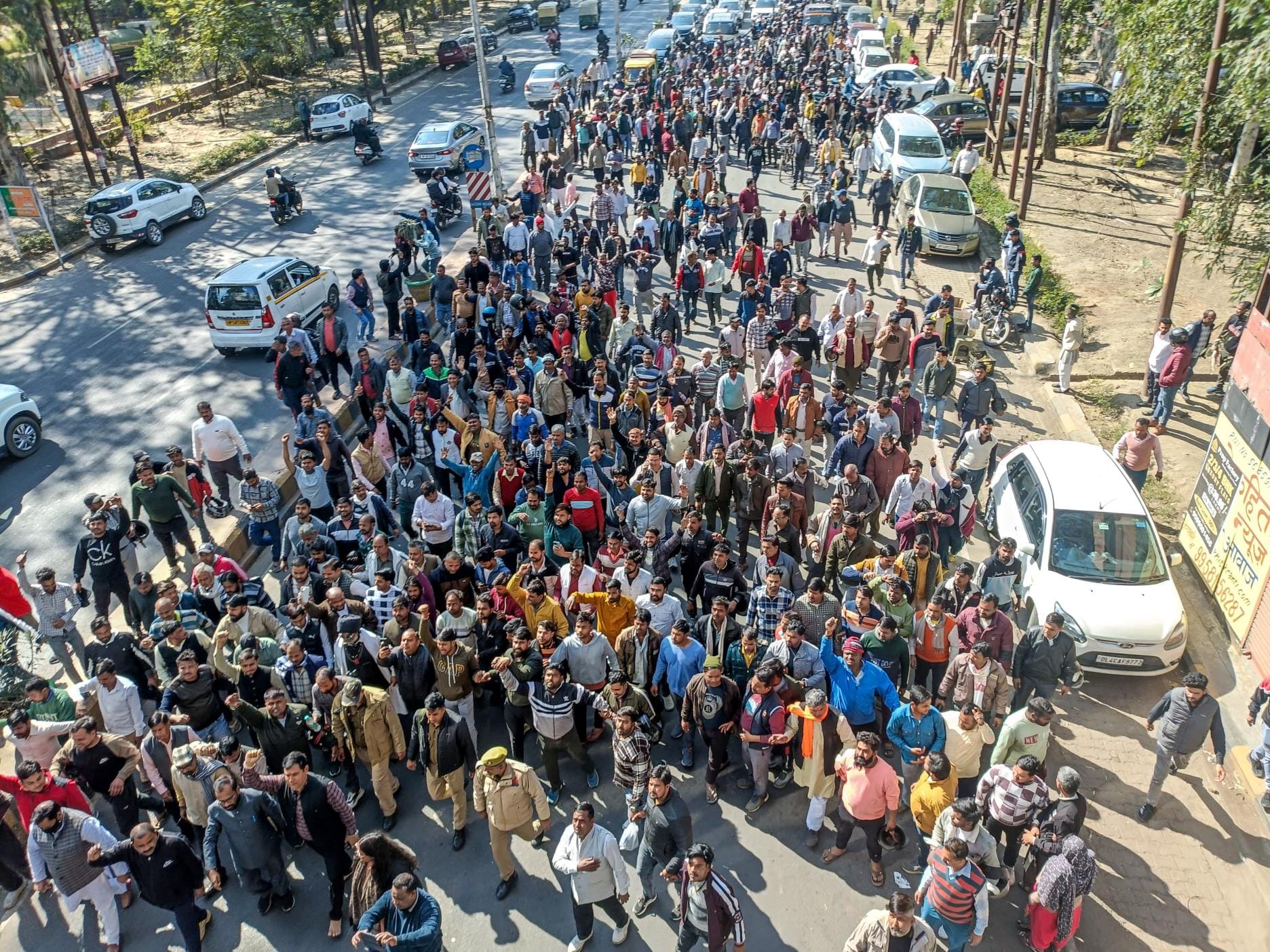 कलेक्ट्रेट का घेराव करते पैठ बाजार व्यापारी। संवाद कलेक्ट्रेट का घेराव करते पैठ बाजार व्यापारी। संवाद