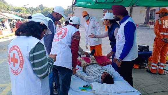 कुरुक्षेत्र। लघु सचिवालय में आयोजित मॉक ड्रिल में हिस्सा लेते एनडीआरएफ के जवान। संवाद कुरुक्षेत्र। लघु सचिवालय में आयोजित मॉक ड्रिल में हिस्सा लेते एनडीआरएफ के जवान। संवाद