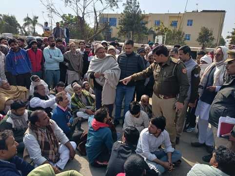 कुड़ाना रोड पर किसान की मौत के बाद रोते-बिलखते परिवार की महिलाएं। संवाद