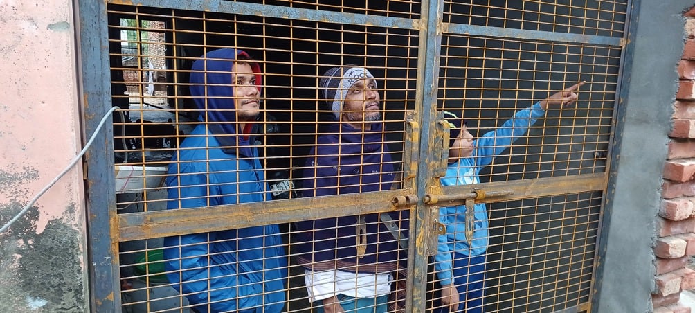 लहचौड़ा में एक मकान पर बैठा बंदरों का झुंड : संवाद लहचौड़ा में एक मकान पर बैठा बंदरों का झुंड : संवाद