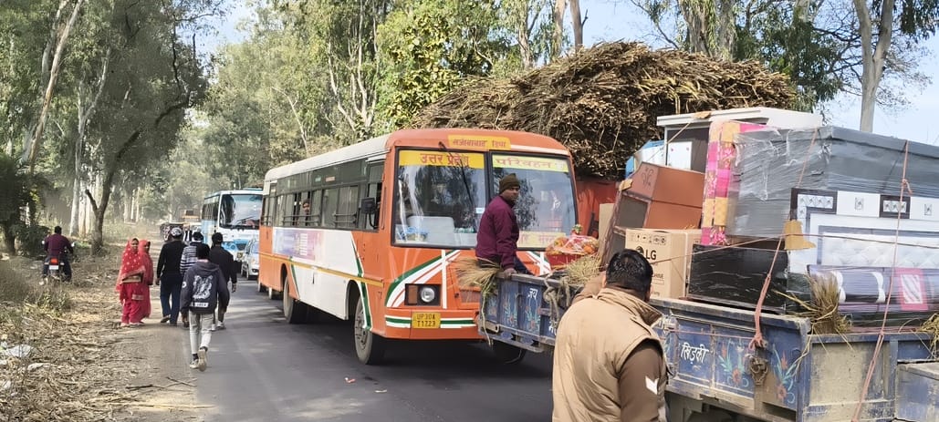 मीरापुर में हाइवे पर पलटी ट्रैक्टर ट्राली स्रोत संवाद मीरापुर में हाइवे पर पलटी ट्रैक्टर ट्राली स्रोत संवाद