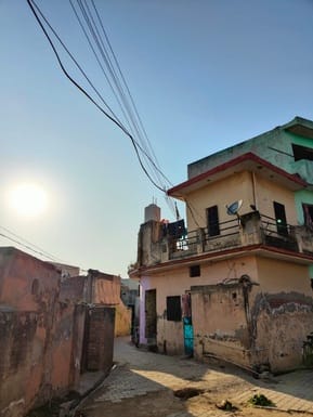 नगर परिषद अंबाला सदर के वार्ड नंबर एक में गली के बीचोंबीच लगा बिजली का खंभा। संवाद