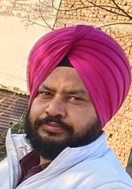 नगर परिषद अंबाला सदर के वार्ड नंबर एक में गली के बीचोंबीच लगा बिजली का खंभा। संवाद