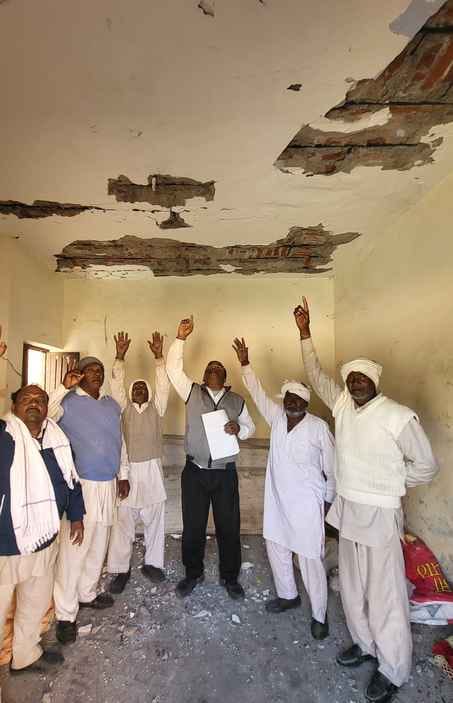 नगर परिषद अंबाला सदर के वार्ड नंबर एक में गली के बीचोंबीच लगा बिजली का खंभा। संवाद