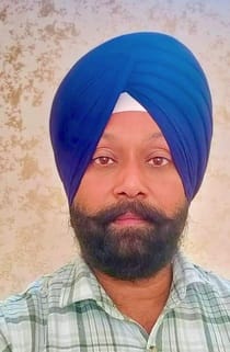 नगर परिषद अंबाला सदर के वार्ड नंबर एक में गली के बीचोंबीच लगा बिजली का खंभा। संवाद