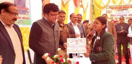 पलिया के बलेरा गांव में मौजूद लोग। संवाद पलिया के बलेरा गांव में मौजूद लोग। संवाद