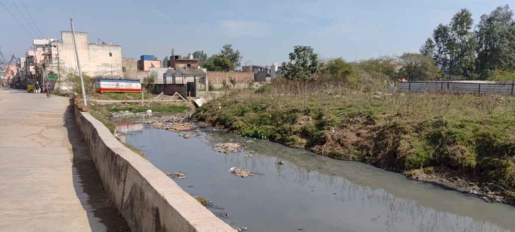 शहर मनमोहन नगर के पास से गुजर रहे नाला गंदगी से अटा पड़ा। संवाद शहर मनमोहन नगर के पास से गुजर रहे नाला गंदगी से अटा पड़ा। संवाद