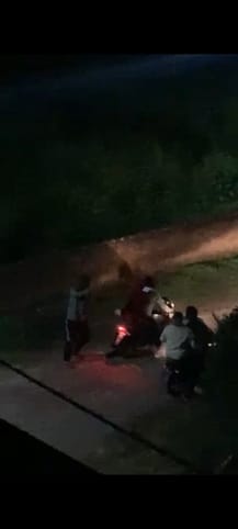 शामली की शिव विहार कॉलोनी में फायरिंग की घटना की जानकारी लेती पुलिस। सौजन्य: वीडियोग्रैब