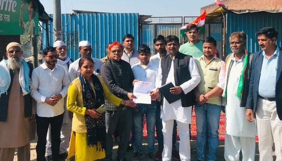 आंबेडकर पार्क में विरोध प्रदर्शन करते कांग्रेस पदाधिकारी व कार्यकर्ता। संवाद आंबेडकर पार्क में विरोध प्रदर्शन करते कांग्रेस पदाधिकारी व कार्यकर्ता। संवाद