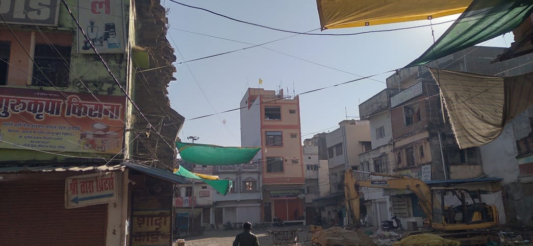बरांडे की दीवार से गिर रहे पत्थर बरांडे की दीवार से गिर रहे पत्थर