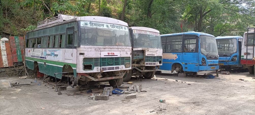 बसों की कमी से जूझ रहा परिवहन निगम की रामपुर डिपो। संवाद