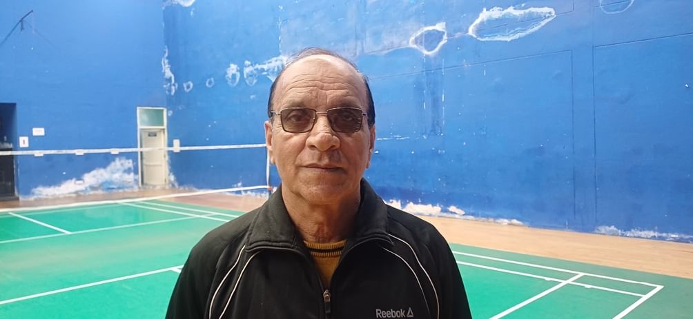 छावनी स्थित शहीद लेफ्टिनेंट मुकेश आनंद मेमोरियल बैडमिंटन स्टेडियम हाल में ट्रायल देते खिलाड़