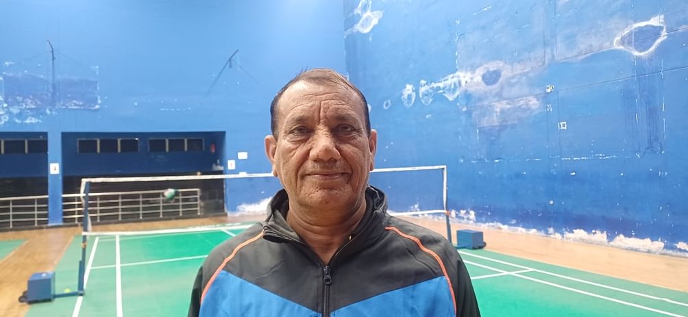 छावनी स्थित शहीद लेफ्टिनेंट मुकेश आनंद मेमोरियल बैडमिंटन स्टेडियम हाल में ट्रायल देते खिलाड़