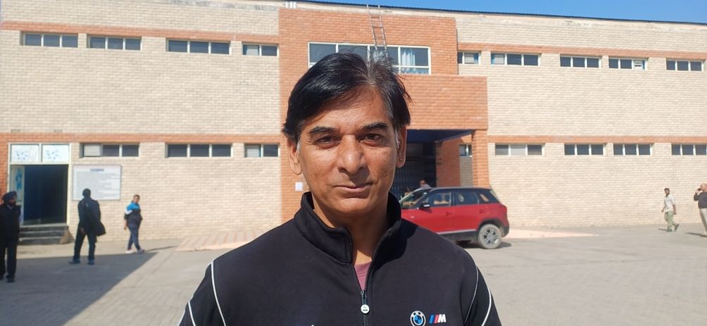 छावनी स्थित शहीद लेफ्टिनेंट मुकेश आनंद मेमोरियल बैडमिंटन स्टेडियम हाल में ट्रायल देते खिलाड़