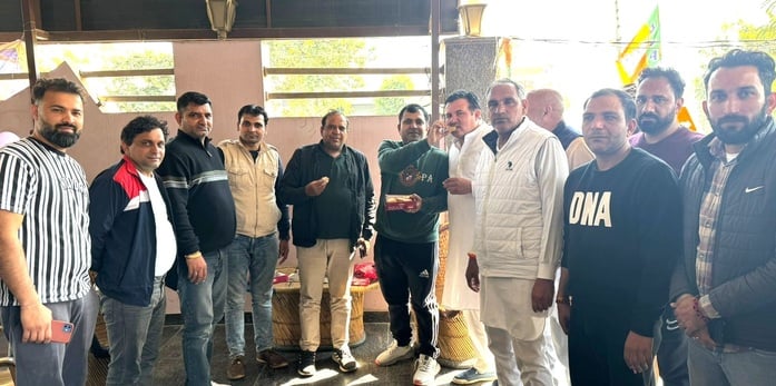 -फोटो 57 : रेस्ट हाउस में कार्यकर्ताओं के दिल्ली विस चुनाव की खुशी मनाते भाजपा नेता दिनेश कौशिक -फोटो 57 : रेस्ट हाउस में कार्यकर्ताओं के दिल्ली विस चुनाव की खुशी मनाते भाजपा नेता दिनेश कौशिक