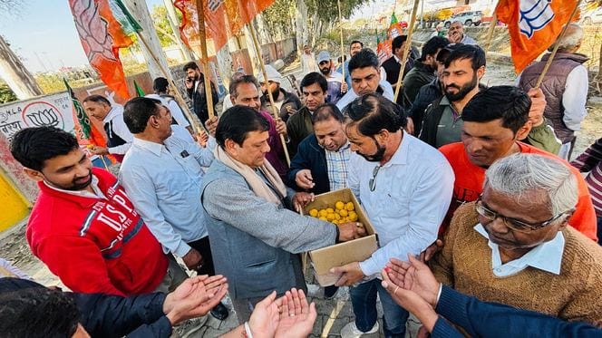 -फोटो 57 : रेस्ट हाउस में कार्यकर्ताओं के दिल्ली विस चुनाव की खुशी मनाते भाजपा नेता दिनेश कौशिक -फोटो 57 : रेस्ट हाउस में कार्यकर्ताओं के दिल्ली विस चुनाव की खुशी मनाते भाजपा नेता दिनेश कौशिक