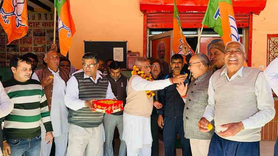 -फोटो 57 : रेस्ट हाउस में कार्यकर्ताओं के दिल्ली विस चुनाव की खुशी मनाते भाजपा नेता दिनेश कौशिक -फोटो 57 : रेस्ट हाउस में कार्यकर्ताओं के दिल्ली विस चुनाव की खुशी मनाते भाजपा नेता दिनेश कौशिक