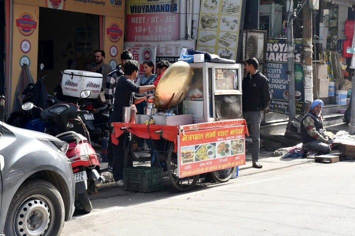 हमीरपुर बाजार में प्रवासी दुकानदार द्वारा बीच बाजार में लगाई गई रेहड़ी। संवाद हमीरपुर बाजार में प्रवासी दुकानदार द्वारा बीच बाजार में लगाई गई रेहड़ी। संवाद