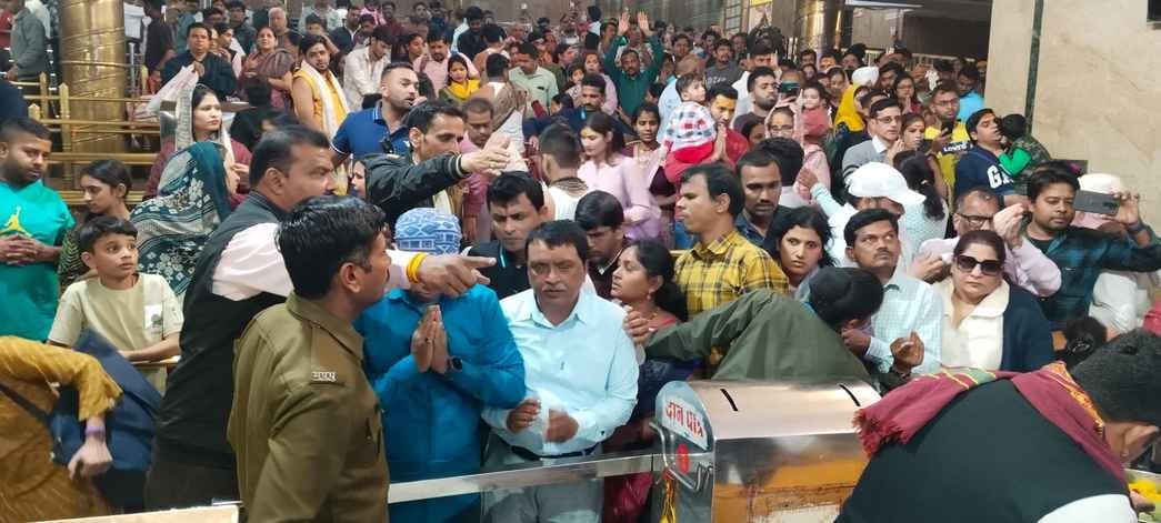 पहले रमाई भस्म फिर लगा मिष्ठान का भोग, आज भस्म आरती मे कुछ निराले स्वरूप मे सजे बाबा महाकाल पहले रमाई भस्म फिर लगा मिष्ठान का भोग, आज भस्म आरती मे कुछ निराले स्वरूप मे सजे बाबा महाकाल