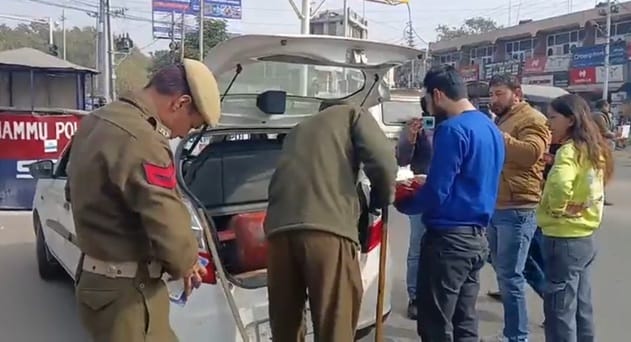 पुलिस की तरफ से कार से बरामद बेसवाल। इंदिरा चौक में वाहनों की जांच करते पुलिस कर्मी: स्रोत सोशल पुलिस की तरफ से कार से बरामद बेसवाल। इंदिरा चौक में वाहनों की जांच करते पुलिस कर्मी: स्रोत सोशल