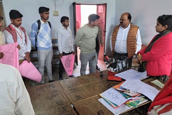 पार्वती कन्या इंटर कॉलेज में प्रयोगात्मक परीक्षा देने के लिए खड़ी छात्राएं। संवाद पार्वती कन्या इंटर कॉलेज में प्रयोगात्मक परीक्षा देने के लिए खड़ी छात्राएं। संवाद