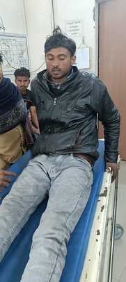 रतनपुरी क्षेत्र में हादसे में घायल युवक। स्रोतः संवाद रतनपुरी क्षेत्र में हादसे में घायल युवक। स्रोतः संवाद