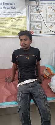 रतनपुरी क्षेत्र में हादसे में घायल युवक। स्रोतः संवाद रतनपुरी क्षेत्र में हादसे में घायल युवक। स्रोतः संवाद