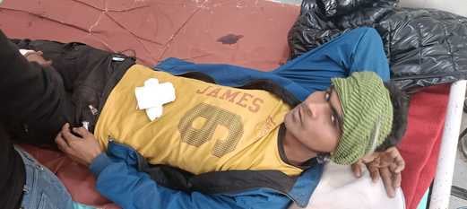 रतनपुरी क्षेत्र में हादसे में घायल युवक। स्रोतः संवाद रतनपुरी क्षेत्र में हादसे में घायल युवक। स्रोतः संवाद