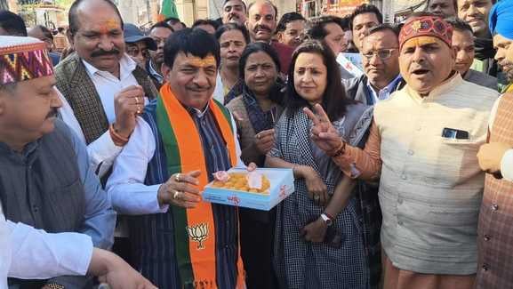 दिल्ली में जीत के बाद पूर्व केंद्रीय राज्यमंत्री डॉ. संजीव बालियान को उनके आवास पर मिठाई खिलात दिल्ली में जीत के बाद पूर्व केंद्रीय राज्यमंत्री डॉ. संजीव बालियान को उनके आवास पर मिठाई खिलात