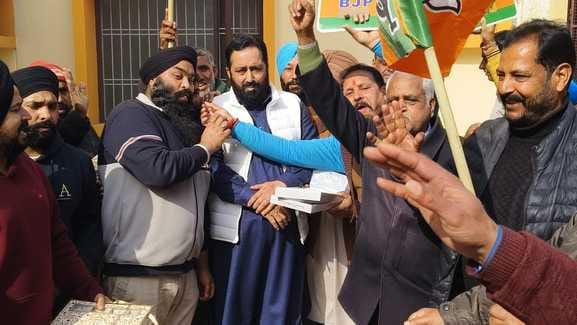 दिल्ली में विस चुनावों में पार्टी की जीत का जश्न मनाते भाजपाई। संवाद