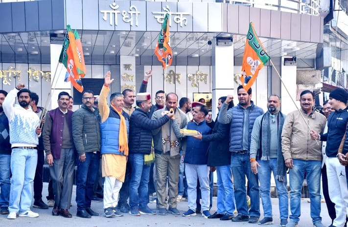 दिल्ली विधानसभा चुनावों में भाजपा की जीत पर गांधी चौक हमीरपुर में पटाखे फोड़ते हुए भाजपा पदाधिक दिल्ली विधानसभा चुनावों में भाजपा की जीत पर गांधी चौक हमीरपुर में पटाखे फोड़ते हुए भाजपा पदाधिक
