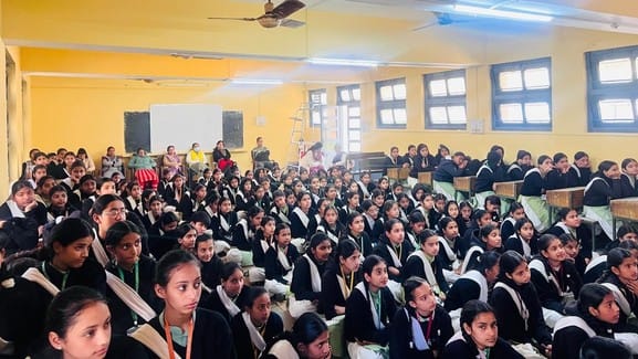 बिलासपुर के बंदला स्कूल में परीक्षा पर चर्चा में उपस्थित विद्यार्थी। संवाद बिलासपुर के बंदला स्कूल में परीक्षा पर चर्चा में उपस्थित विद्यार्थी। संवाद