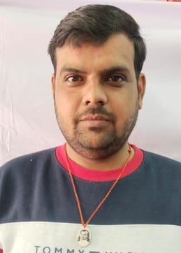 गजरौला कस्बे में सड़क पर बंद पड़ी लाइटे।संवाद गजरौला कस्बे में सड़क पर बंद पड़ी लाइटे।संवाद