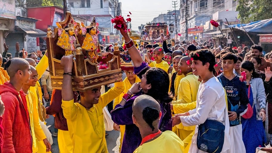 इस्कॉन मंदिर की श्री कृष्ण बलराम शोभायात्रा में झूमते श्रद्धालु। फोटो नितिन कुमार