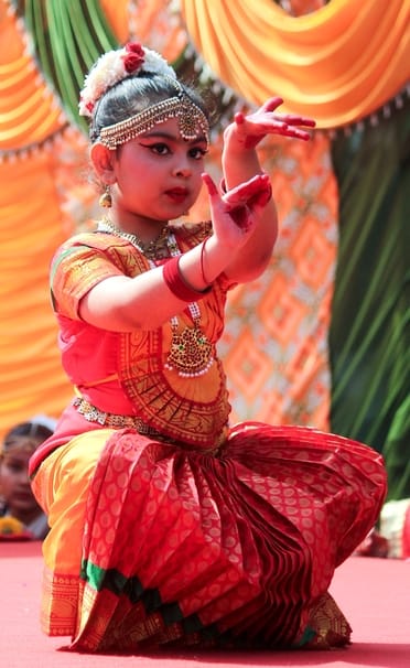 इस्कॉन मंदिर की श्री कृष्ण बलराम शोभायात्रा में झूमते श्रद्धालु। फोटो नितिन कुमार