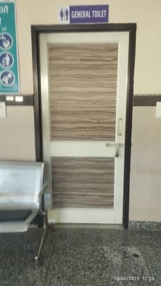 जिला अस्पताल के एमसीएच भवन में खस्ताहाल शौचालय । संवाद जिला अस्पताल के एमसीएच भवन में खस्ताहाल शौचालय । संवाद